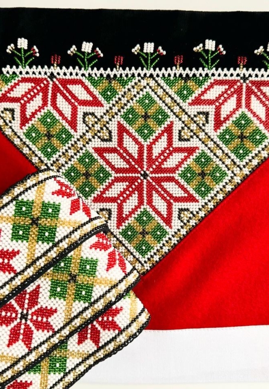 Bringeduk og belte til hardangerbunad